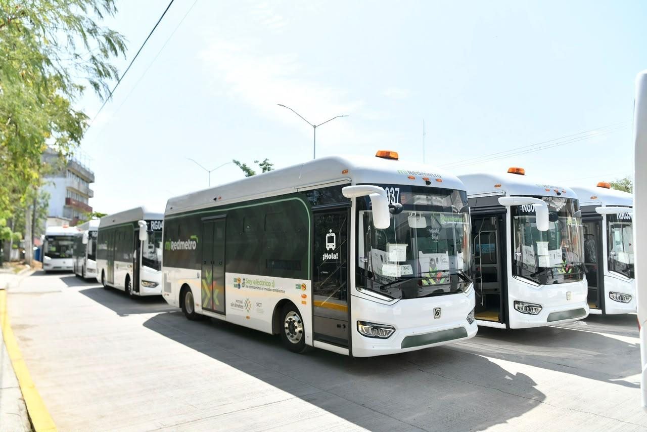 全新 RedMetro 电动公交车